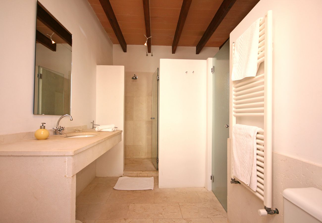 Bad mit Dusche im Nebengebäude der Finca Can Casta in Petra 