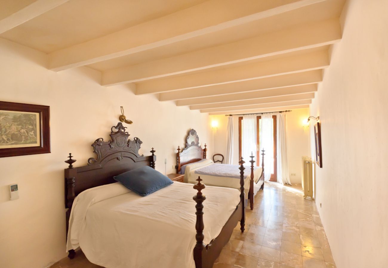 Schlafzimmer mit 2 Betten der Finca Son Rito in Felanitx 