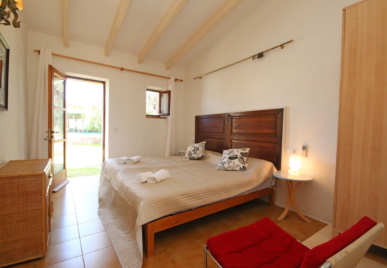 Schlafzimmer mit Doppelbett der Finca Son Rito in Felanitx 