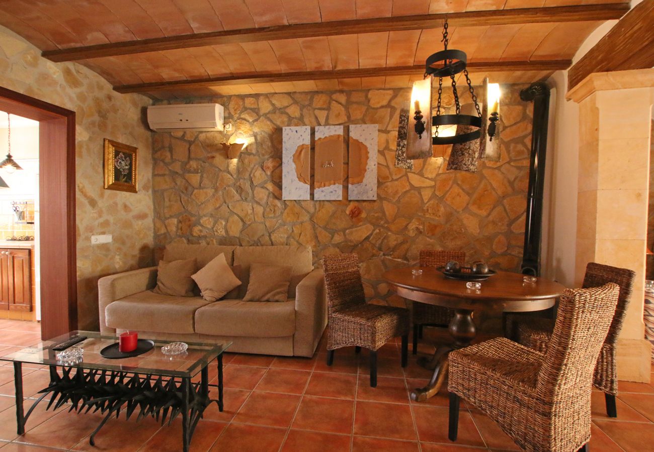 Gemütliches Wohnzimmer der Finca Dorfhaus Antonio in Porreres 