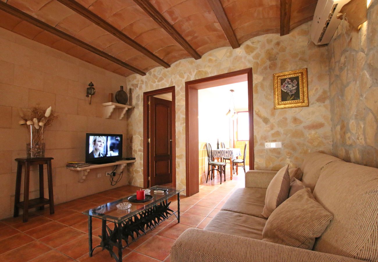 Wohnzimmer mit TV der Finca Dorfhaus Antonio in Porreres 
