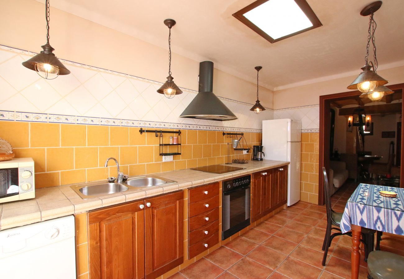 Küche und Esstisch der Finca Dorfhaus Antonio in Porreres 