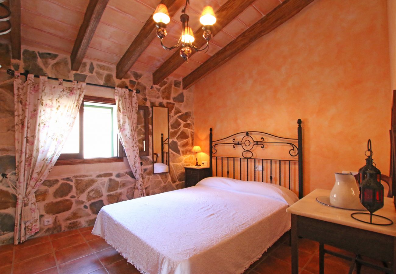 Schlafzimmer mit Doppelbett der Finca Dorfhaus Antonio in Porreres 