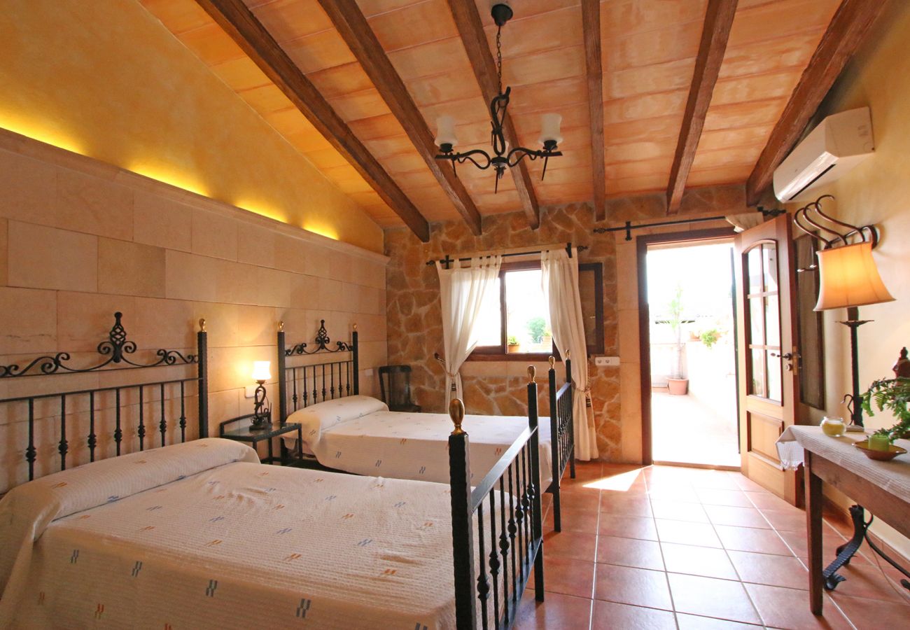Schlafzimmer mit 2 Einzelbetten der Finca Dorfhaus Antonio in Porreres 