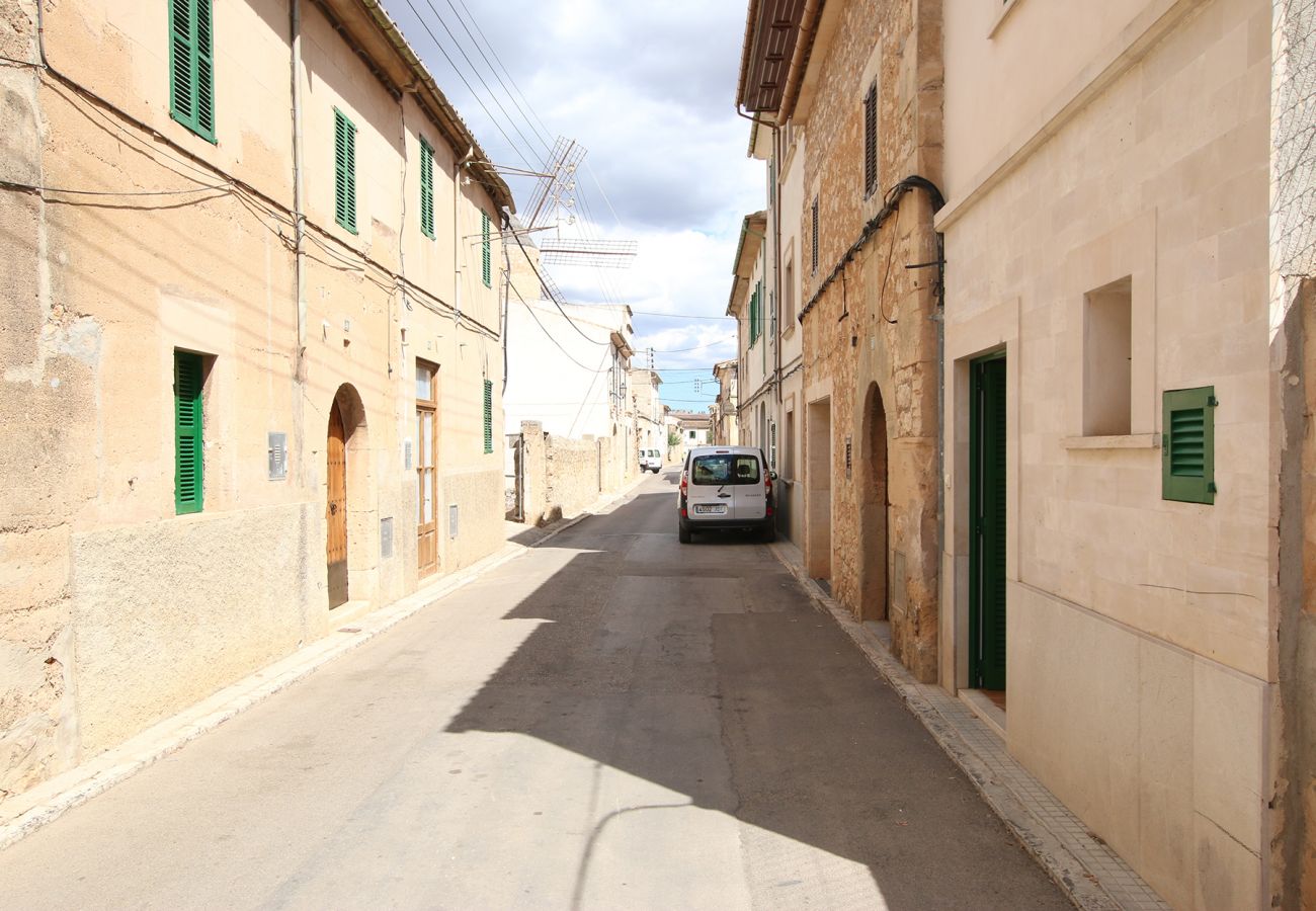Fassade und Straße der Finca Dorfhaus Antonio in Porreres 