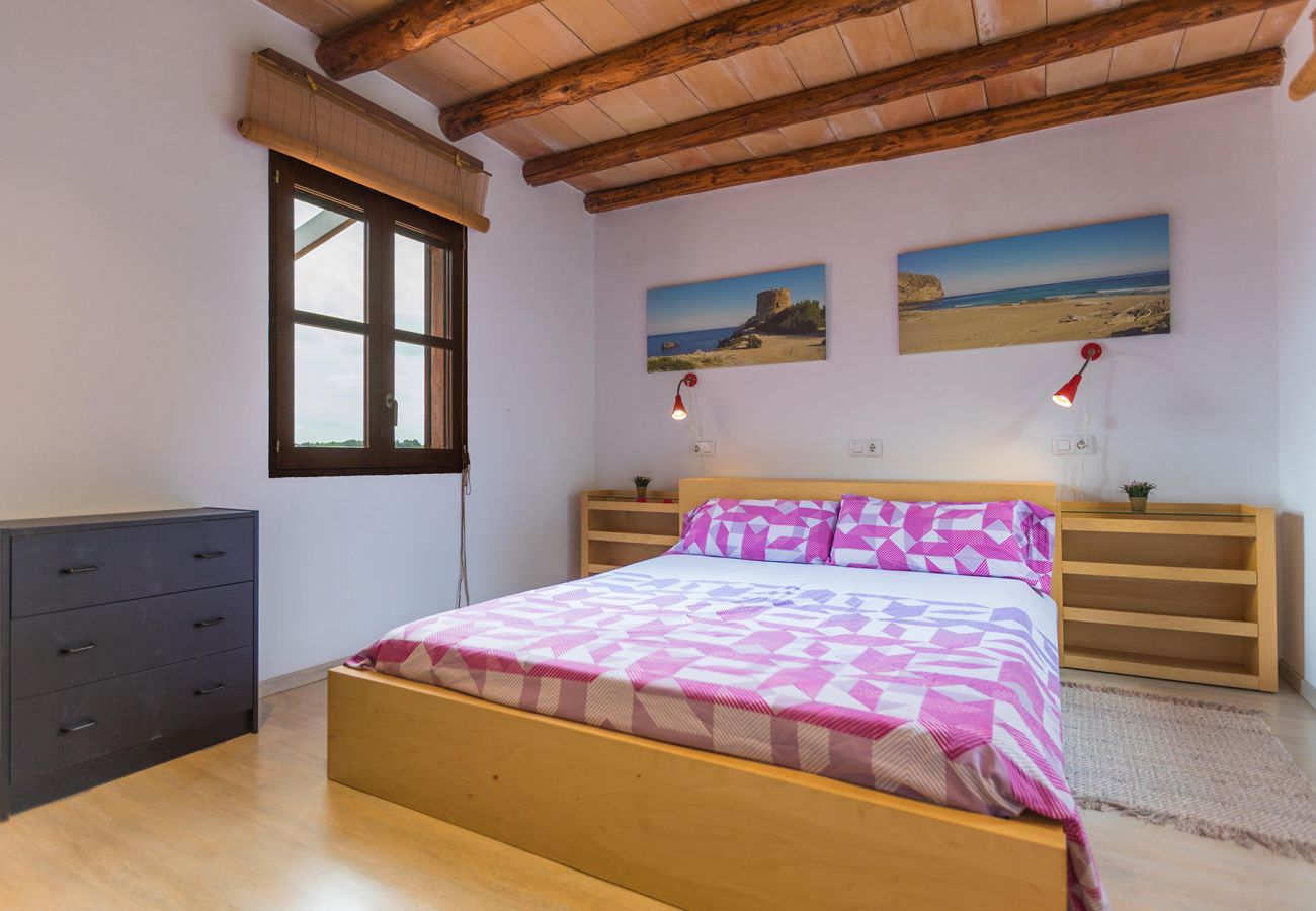 Schlafzimmer mit Doppelbett der Finca Not in Arta