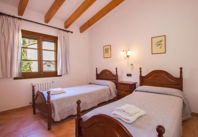 Schlafzimmer mit 2 Einzelbetten der Finca Golf II in Pollensa 