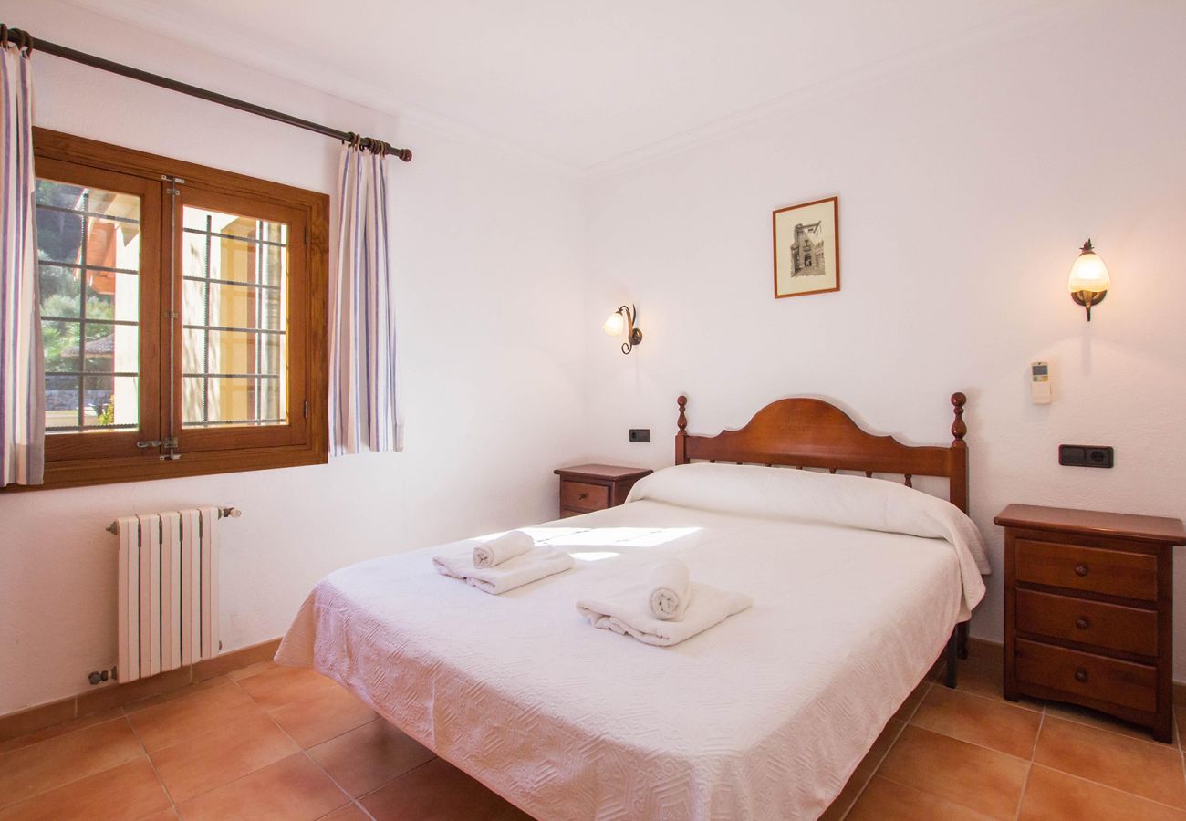 Schlafzimmer mit Doppelbett der Finca Golf II in Pollensa 