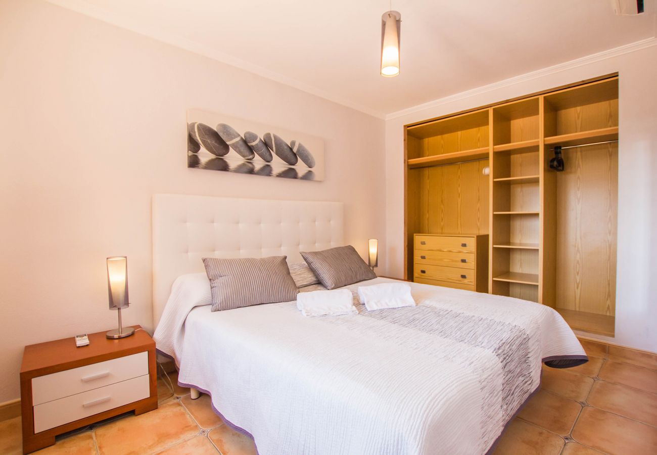 Schlafzimmer mit 2 Einzelbetten der Finca Vinga bei Alcudia 
