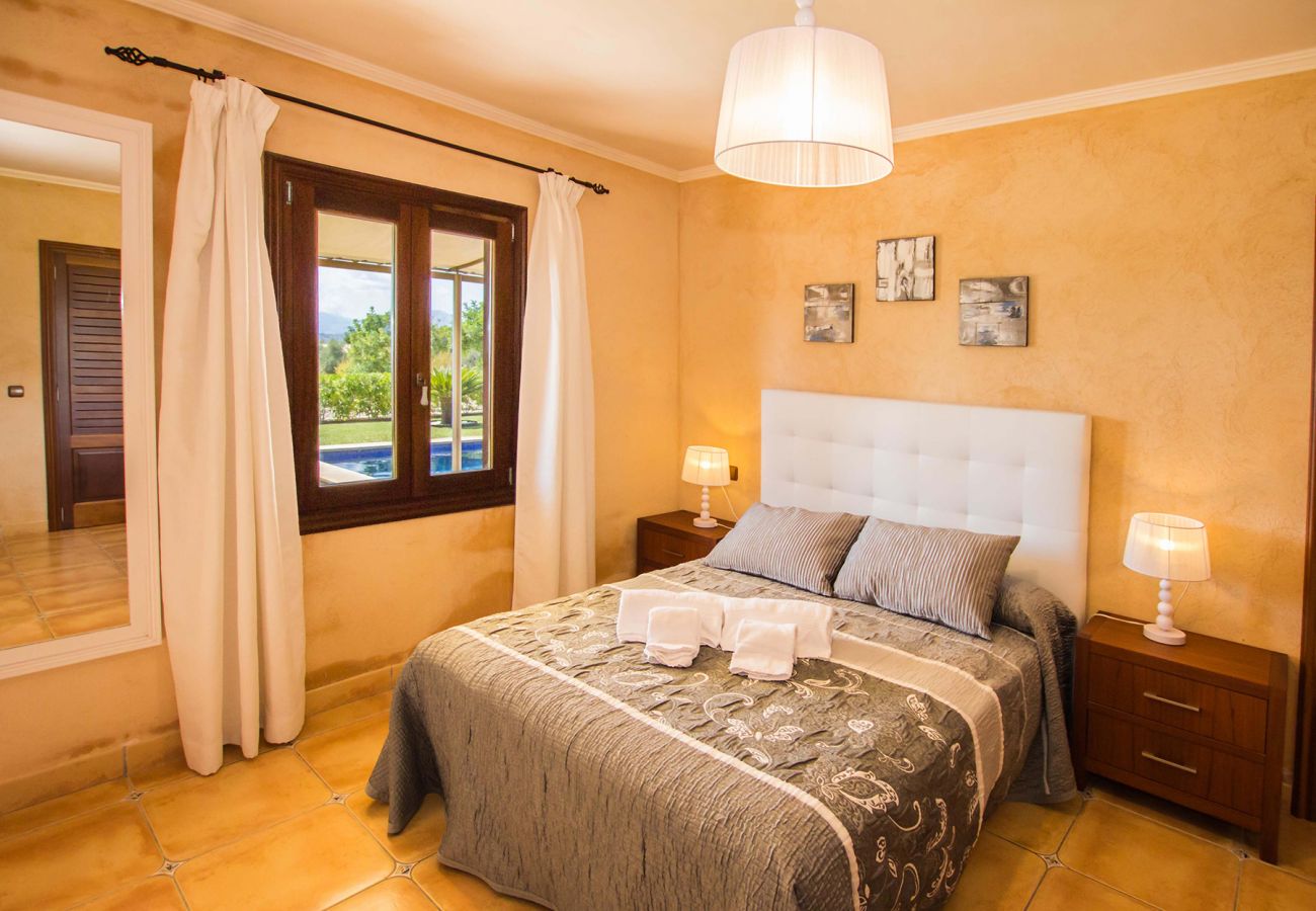 Schlafzimmer mit Doppelbett der Finca Vinga bei Alcudia 