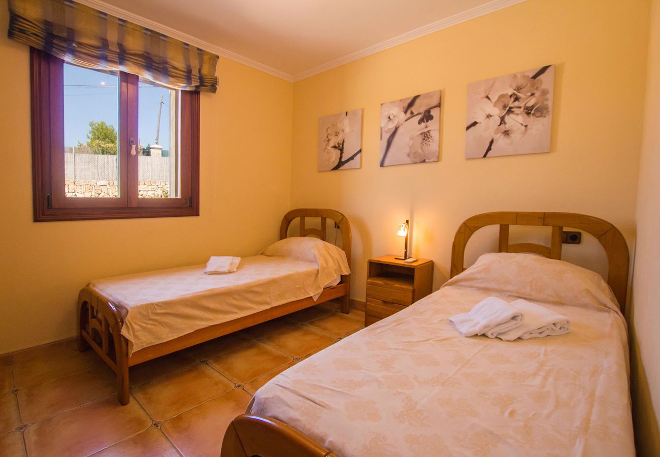 Schlafzimmer mit 2 Einzelbetten der Finca Vinga bei Alcudia 