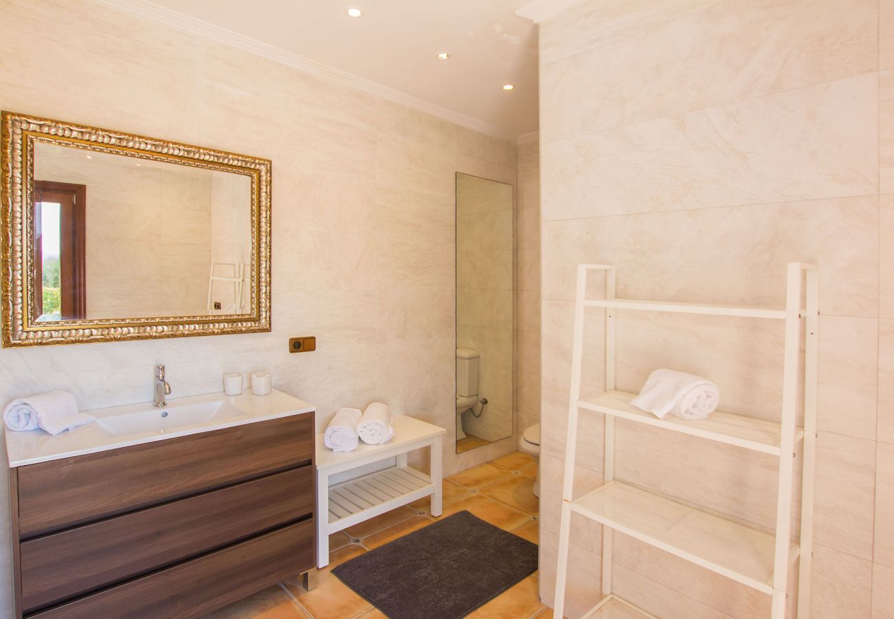 Bad en Suite mit Dusche der Finca Vinga bei Alcudia 