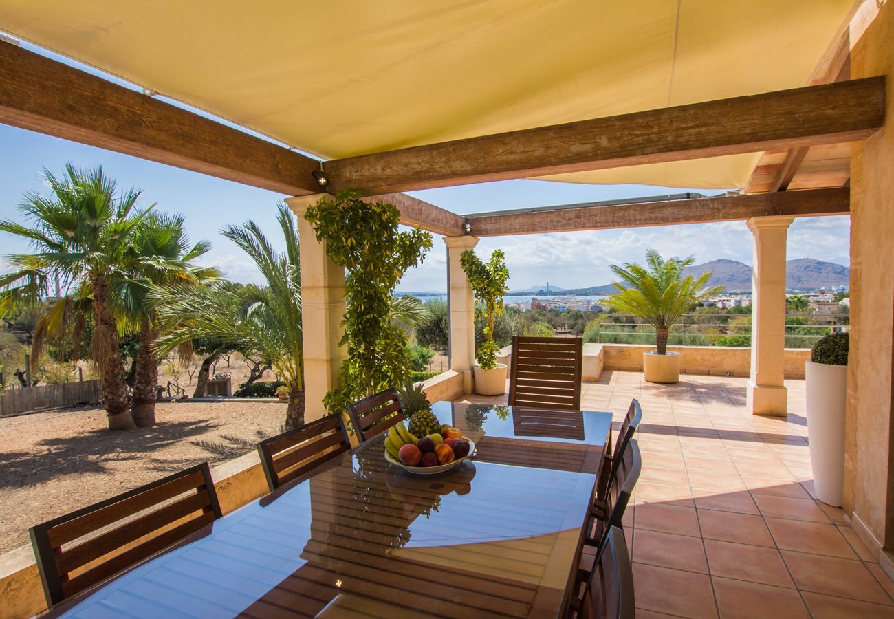 Sitzplatz auf überdachter Terrasse der Finca Vinga bei Alcudia 