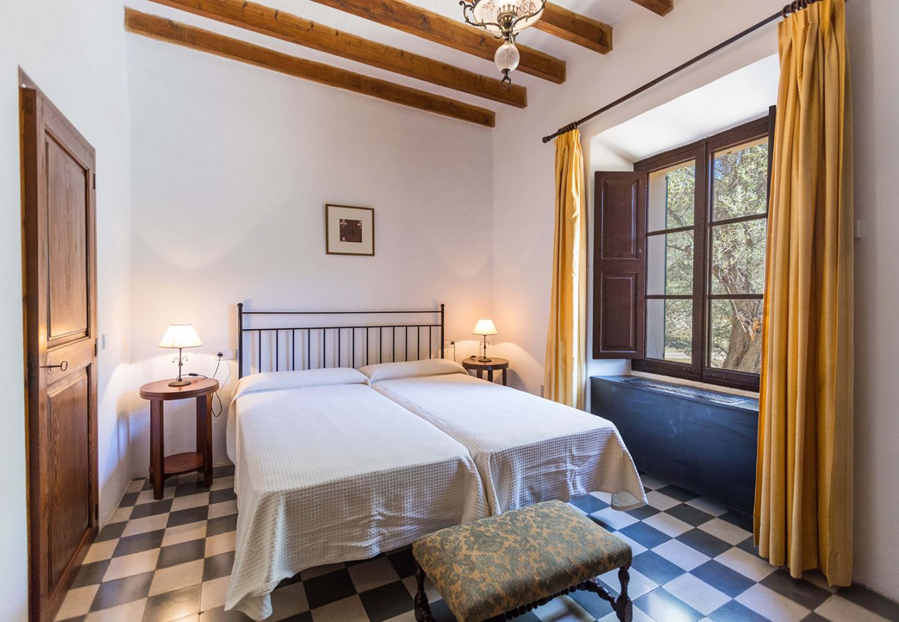 Schlafzimmer mit zwei Einzelbetten der Finca Sa Caballo bei Sóller 