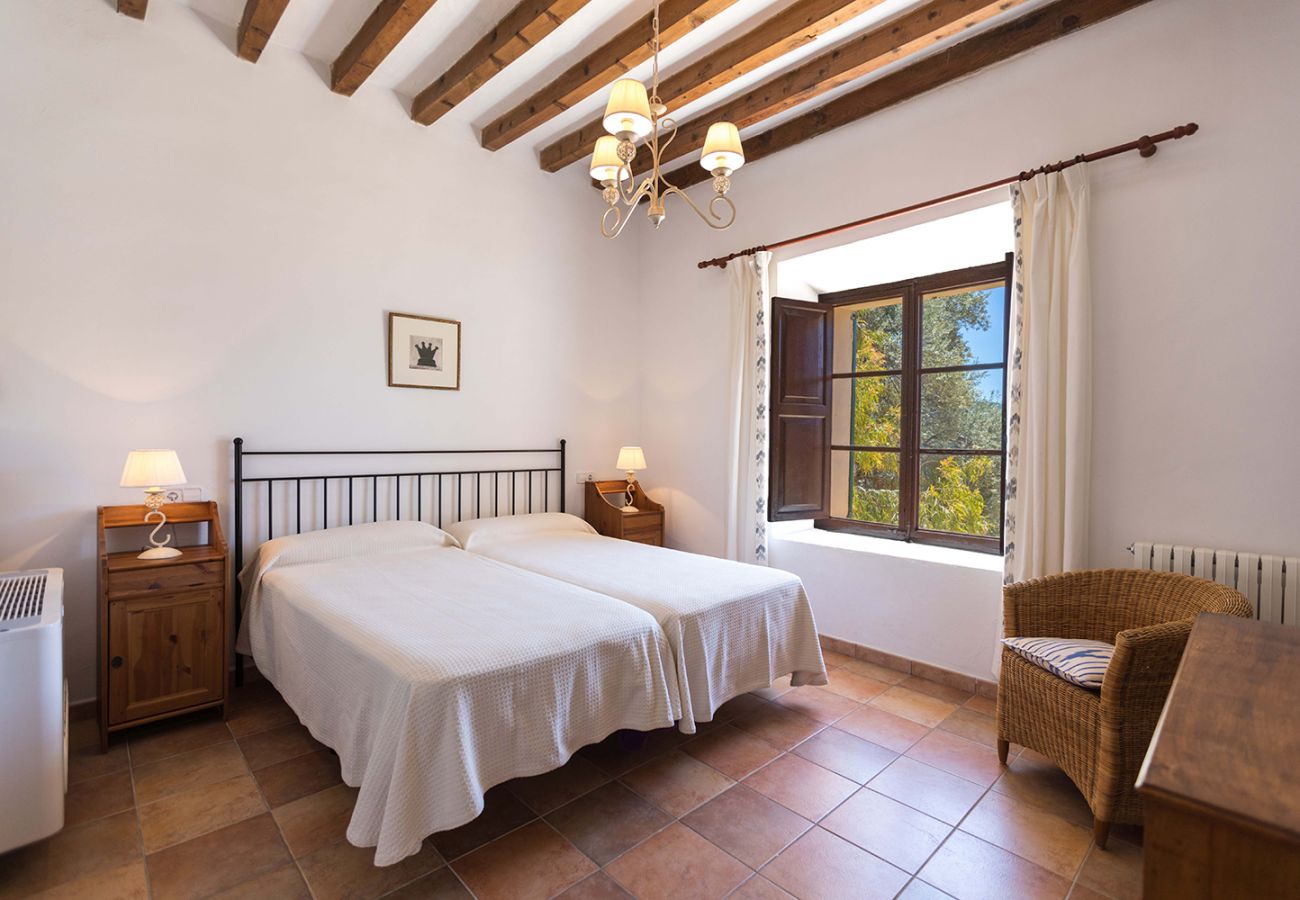Schlafzimmer mit zwei Einzelbetten der Finca Sa Caballo bei Sóller 