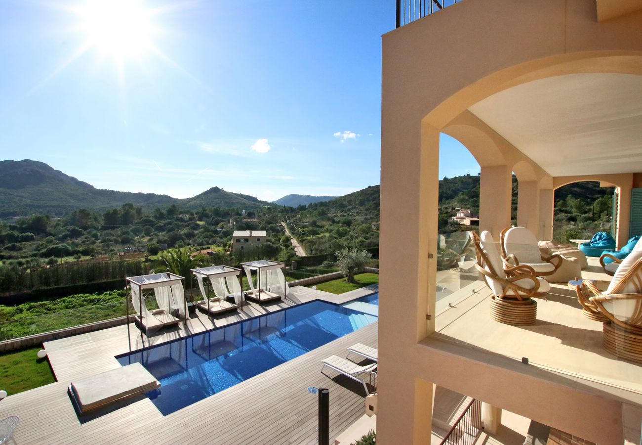 Pool und Panorama der Finca Villa Heretat in Capdepera