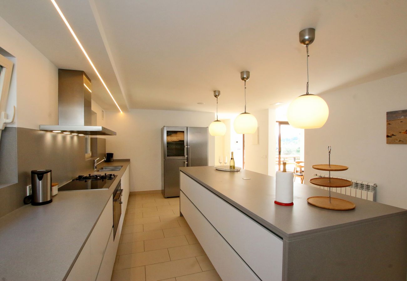 Moderne Küche der Finca Villa Heretat in Capdepera