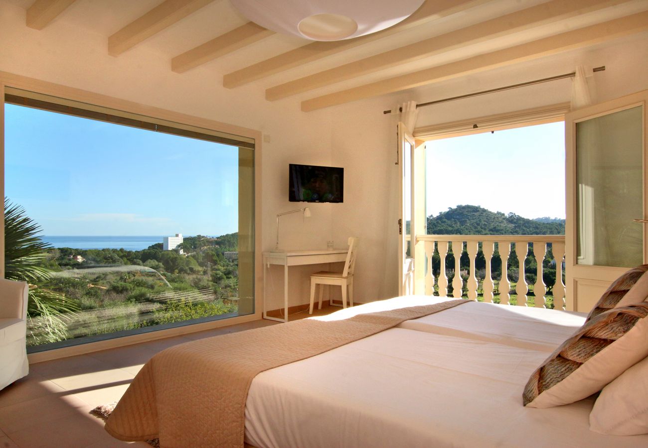 Schlafzimmer mit 2 Betten der Finca Villa Heretat in Capdepera
