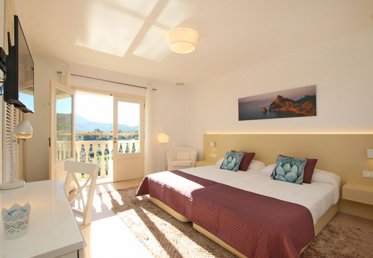 Schlafzimmer mit 2 Betten der Finca Villa Heretat in Capdepera