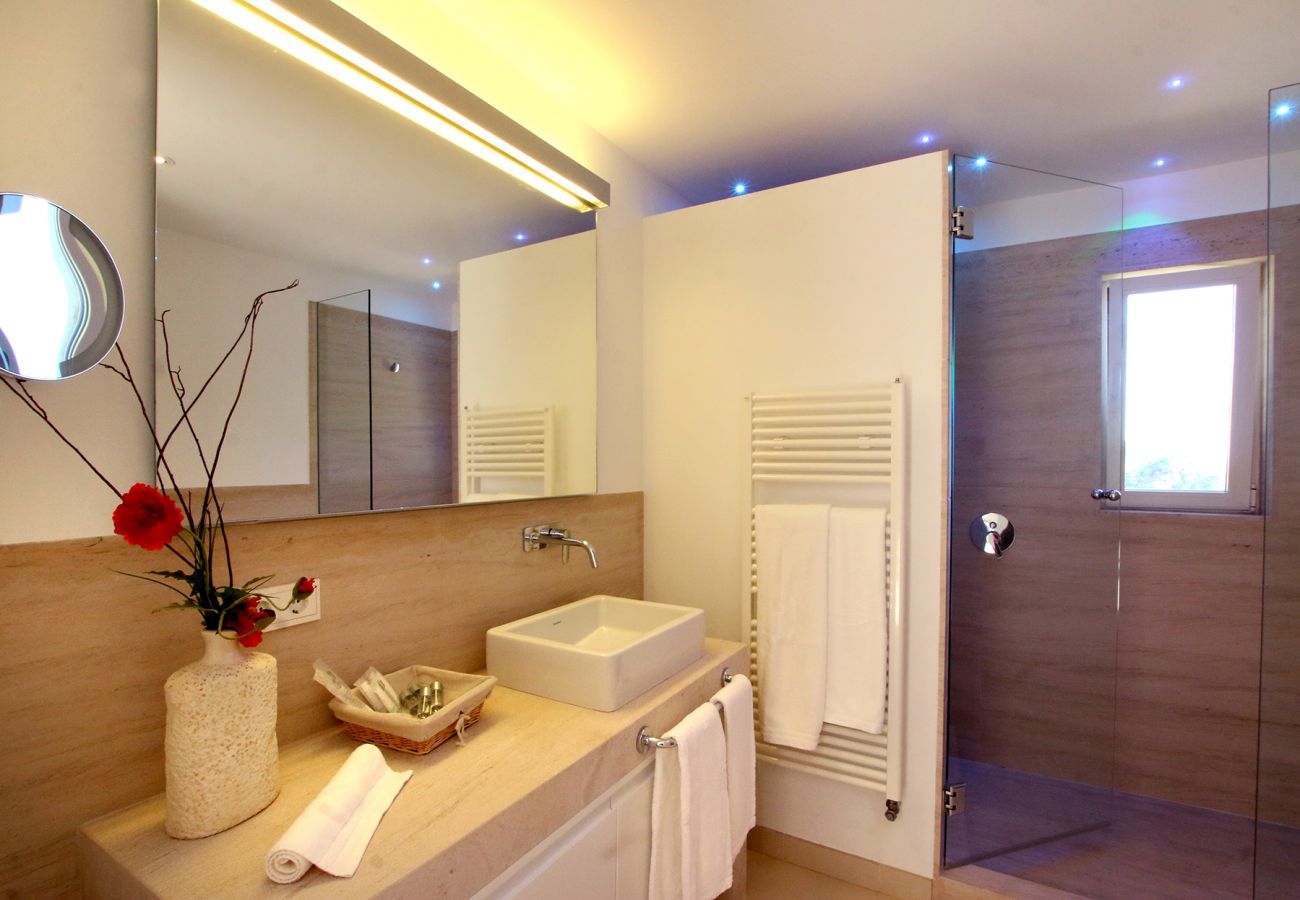 Badezimmer mit Dusche der Finca Villa Heretat in Capdepera