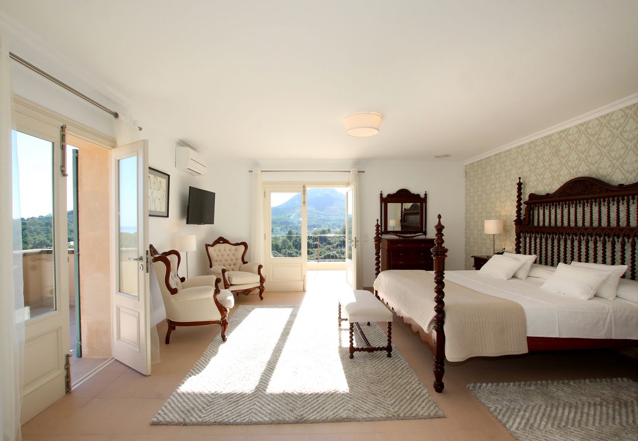 Schlafzimmer mit Doppelbett der Finca Villa Heretat in Capdepera