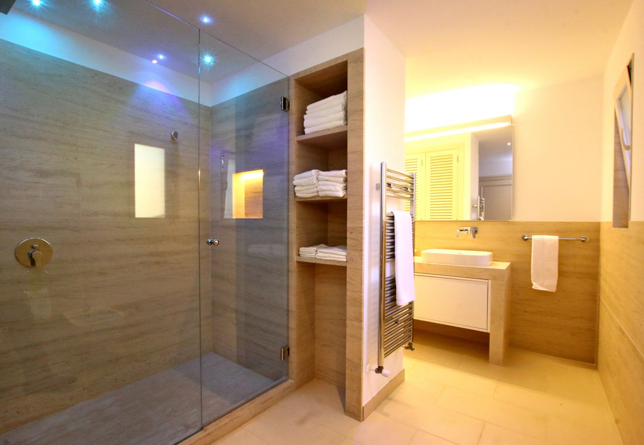 Bad en Suite mit Dusche der Finca Villa Heretat in Capdepera