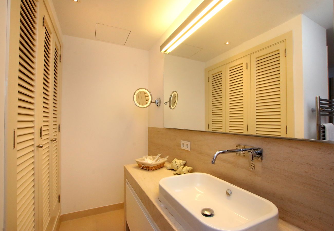 Bad en Suite mit Dusche der Finca Villa Heretat in Capdepera
