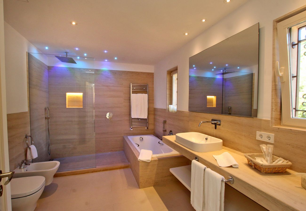 Bad en Suite mit Dusche und Badewanne der Finca Villa Heretat in Capdepera