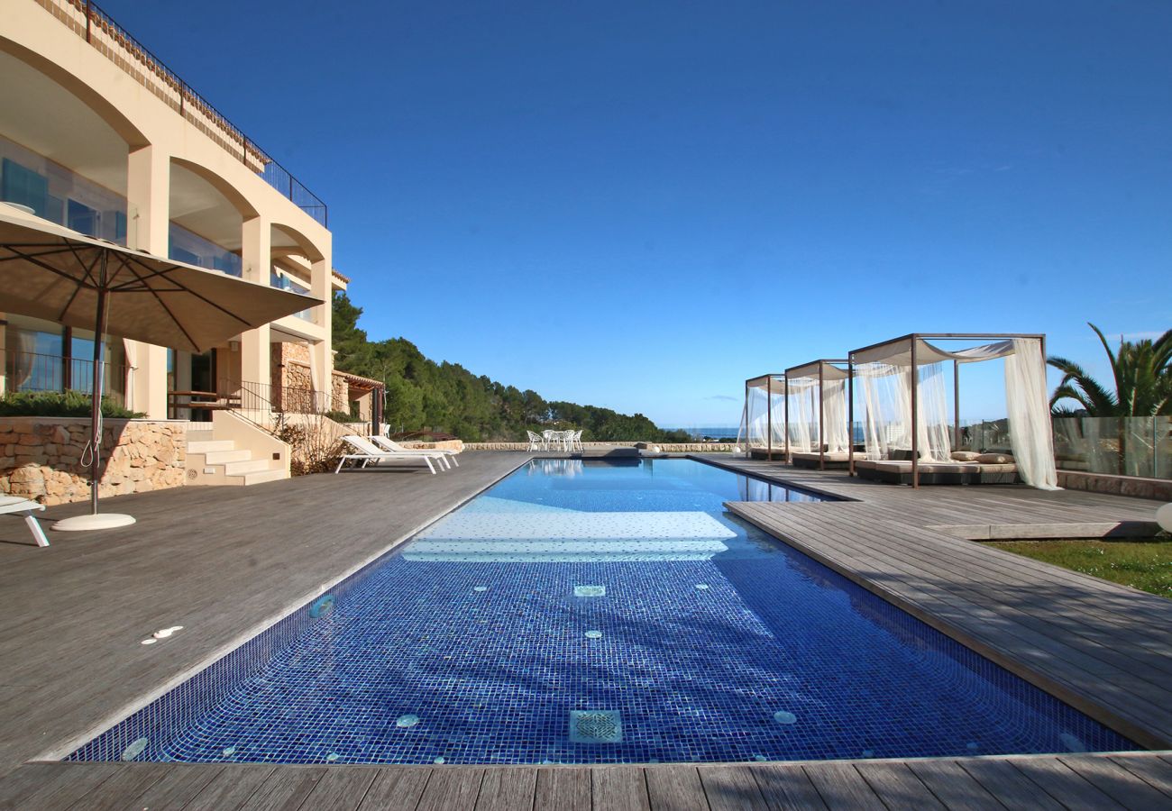 Außenbereich mit Pool der Finca Villa Heretat in Capdepera