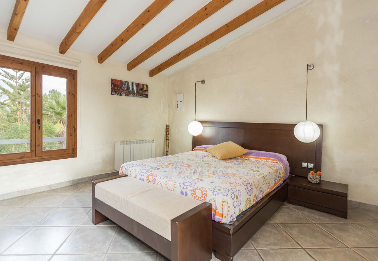 Schlafzimmer mit Doppelbett im Obergeschoss der Finca Can Vicenz in Sa Pobla