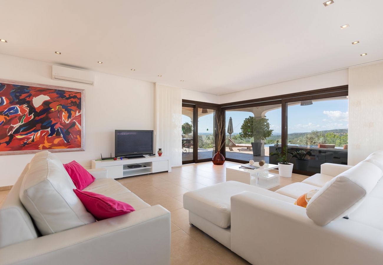 Wohnzimmer mit Panoramafenster der Finca Puntiro in Palma