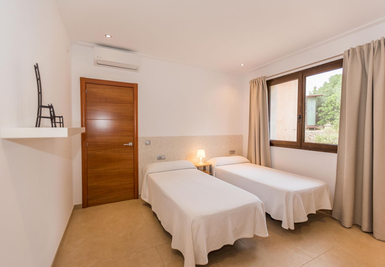 Schlafzimmer mit 2 Einzelbetten der Finca Puntiro in Palma