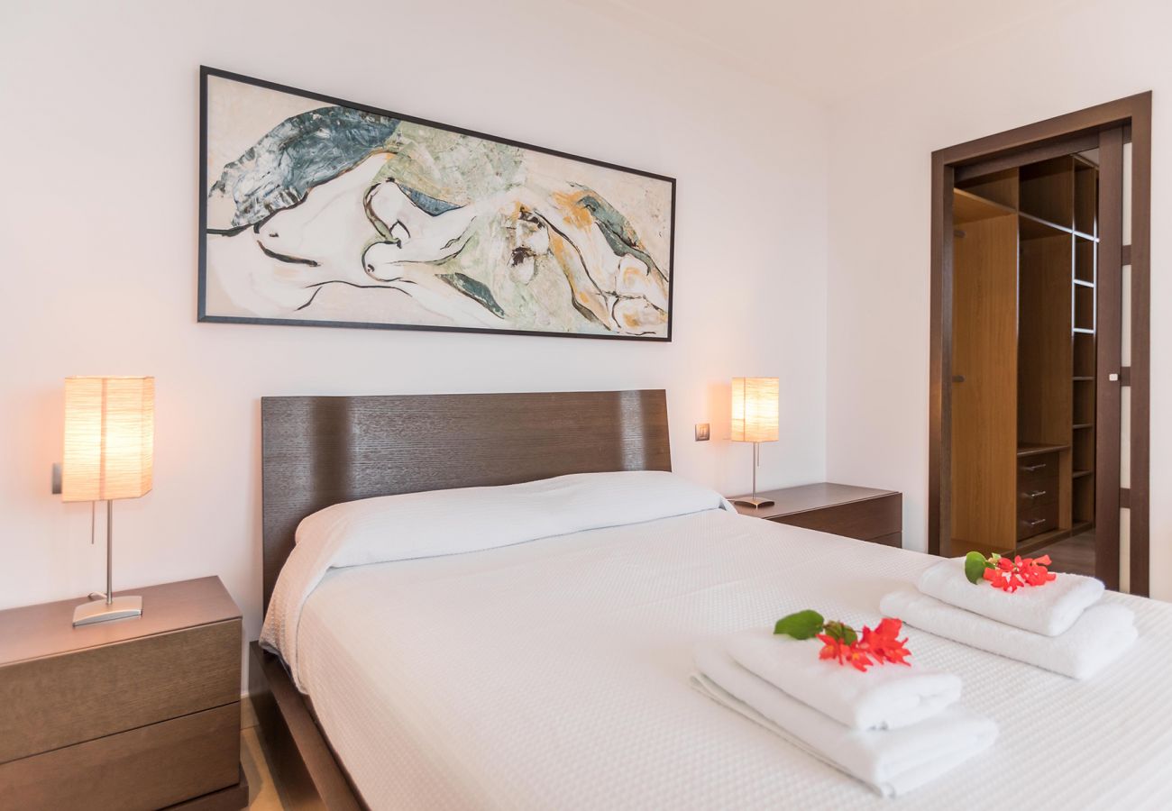 Schlafzimmer mit Doppelbett der Finca Puntiro in Palma