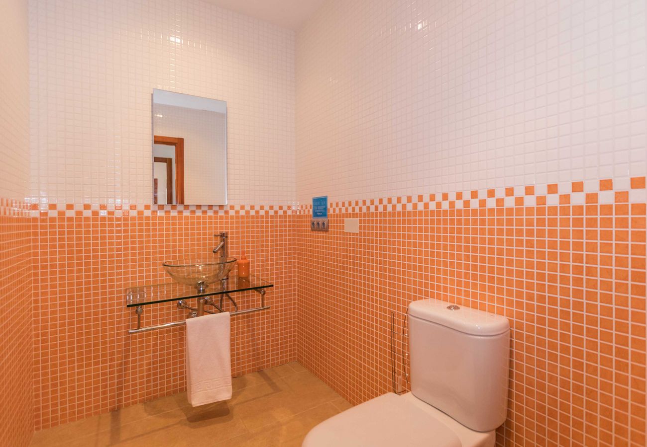 Modernes Gäste-WC der Finca Puntiro in Palma
