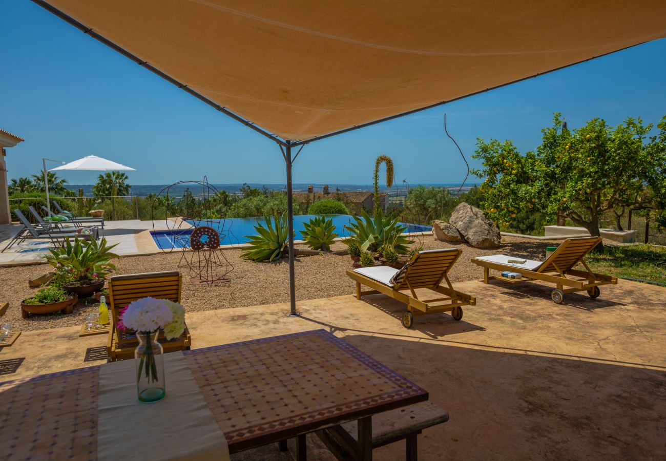 Terrasse mit Sonnensegel der Finca Puntiro in Palma  