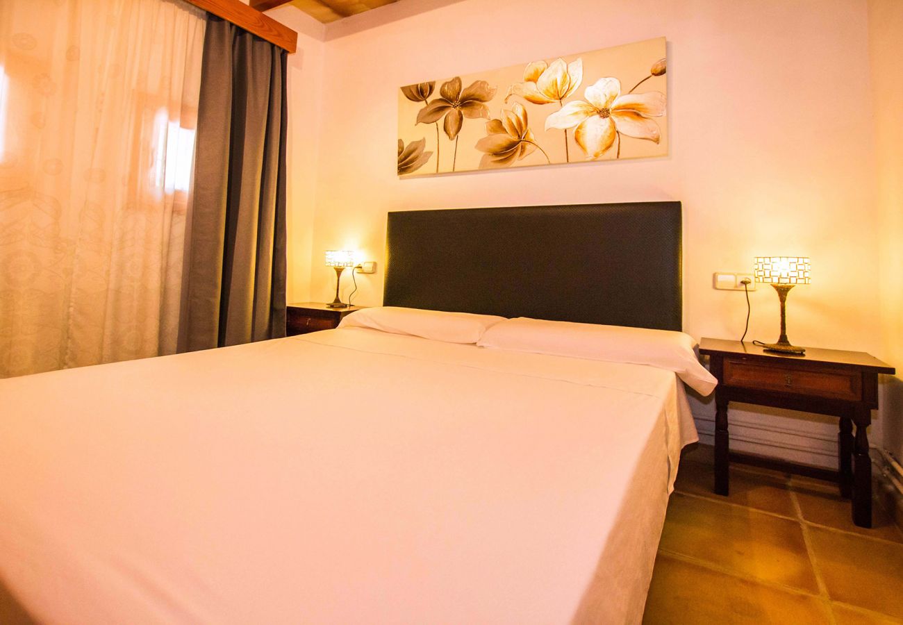 Schlafzimmer mit Doppelbett der Finca Tovell bei Son Carrió 