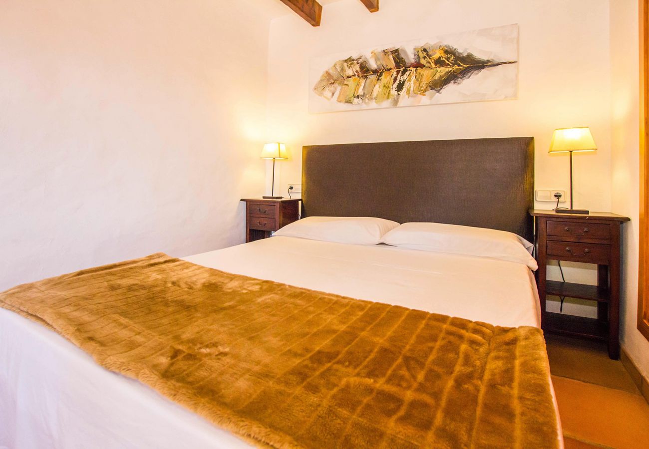 Schlafzimmer mit Doppelbett der Finca Tovell bei Son Carrió 