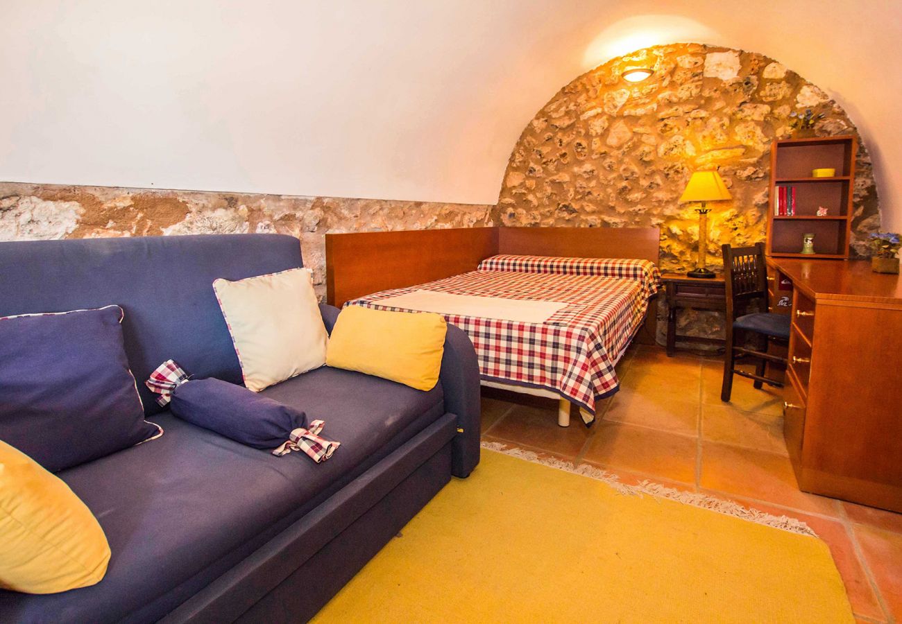 Schlafzimmer mit Einzelbett und Schlafsofa der Finca Tovell bei Son Carrió 