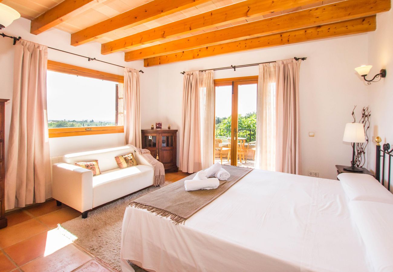 Schlafzimmer mit Doppelbett, eigenem Bad und Balkon der Finca Tovell bei Son Carrió 