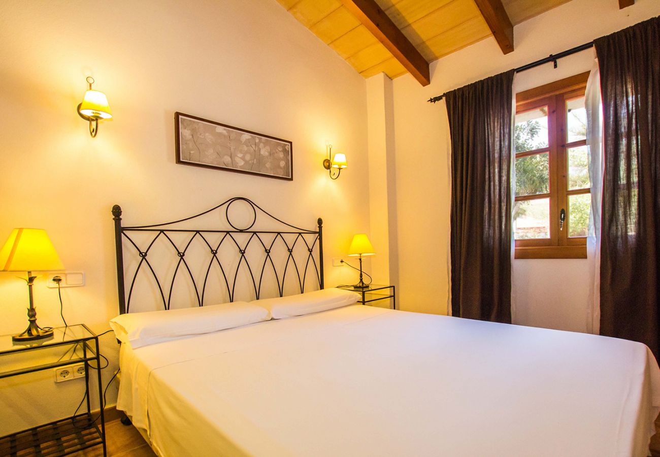 Schlafzimmer mit Doppelbett im Anbau der Finca Tovell bei Son Carrió 