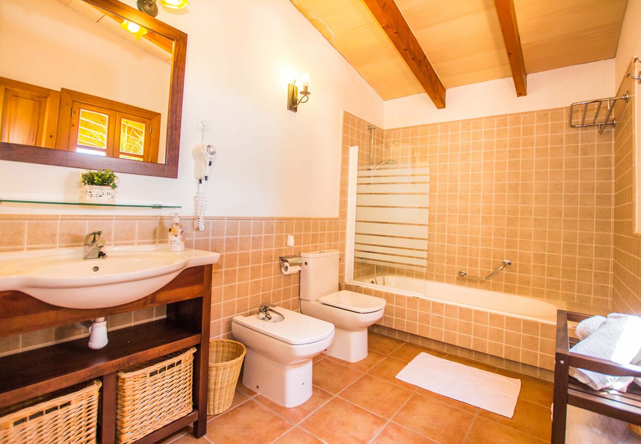 Badezimmer mit Badewanne im Anbau der Finca Tovell bei Son Carrió 