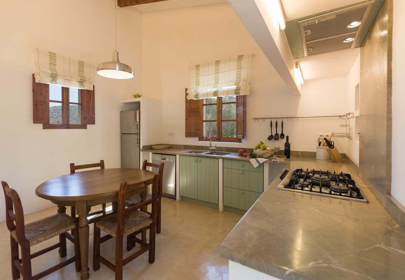 Küche und Esstisch der Finca Casa Calma in Sant Llorenç Des Cardassar