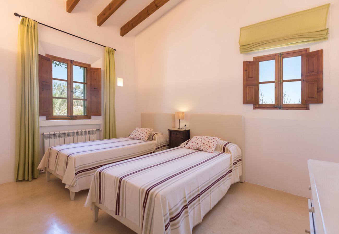 Schlafzimmer mit 2 Einzelbetten der Finca Casa Calma in Sant Llorenç Des Cardassar