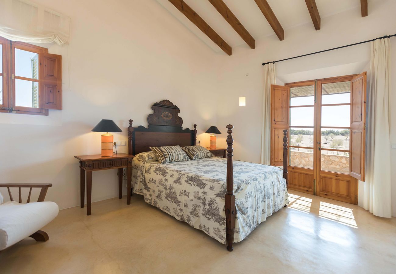 Schlafzimmer mit Doppelbett der Finca Casa Calma in Sant Llorenç Des Cardassar