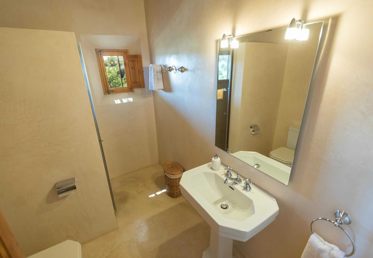 Bad en Suite mit Dusche der Finca Casa Calma in Sant Llorenç Des Cardassar