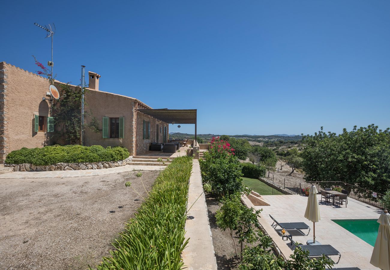 Panorama und Garten der Finca Casa Calma in Sant Llorenç Des Cardassar