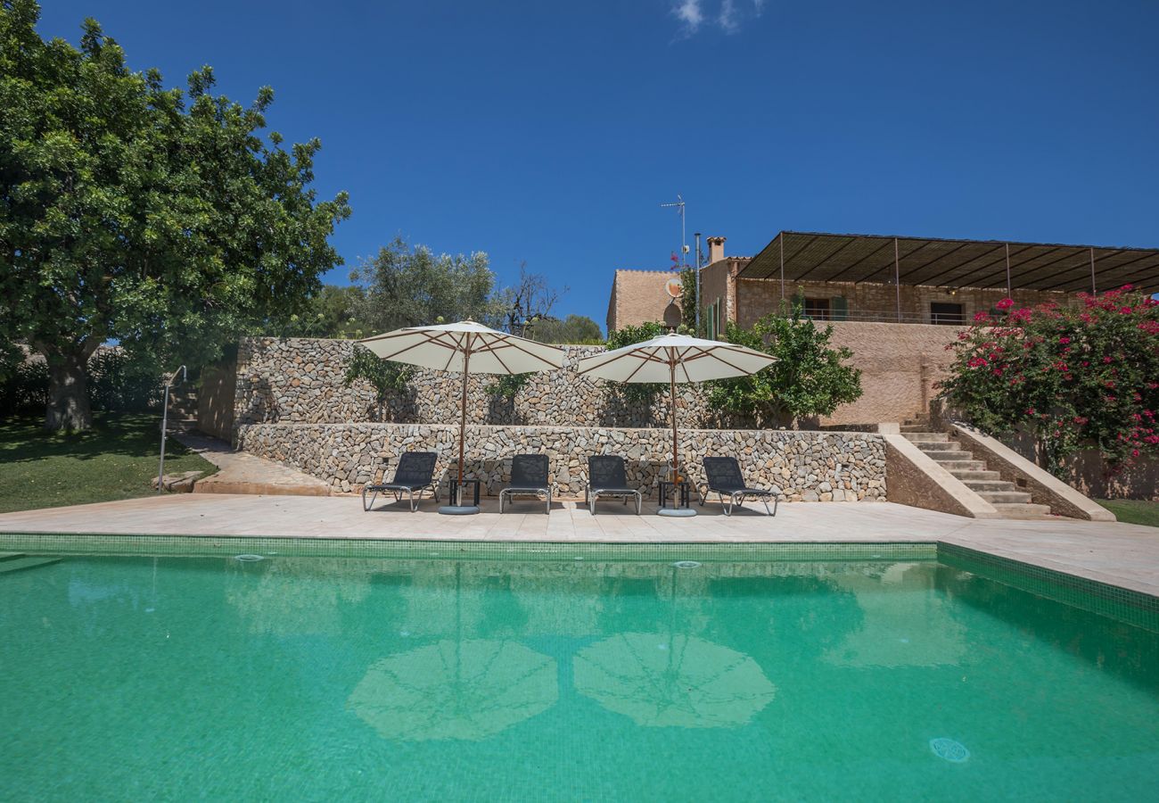 Ferienhaus und Pool der Finca Casa Calma in Sant Llorenç Des Cardassar