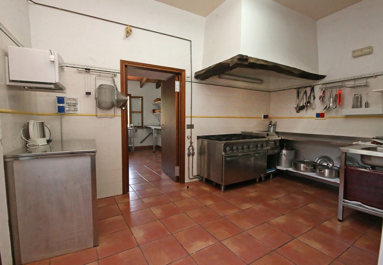 Große Küche im Haupthaus der Finca Can Patro bei Menacor 