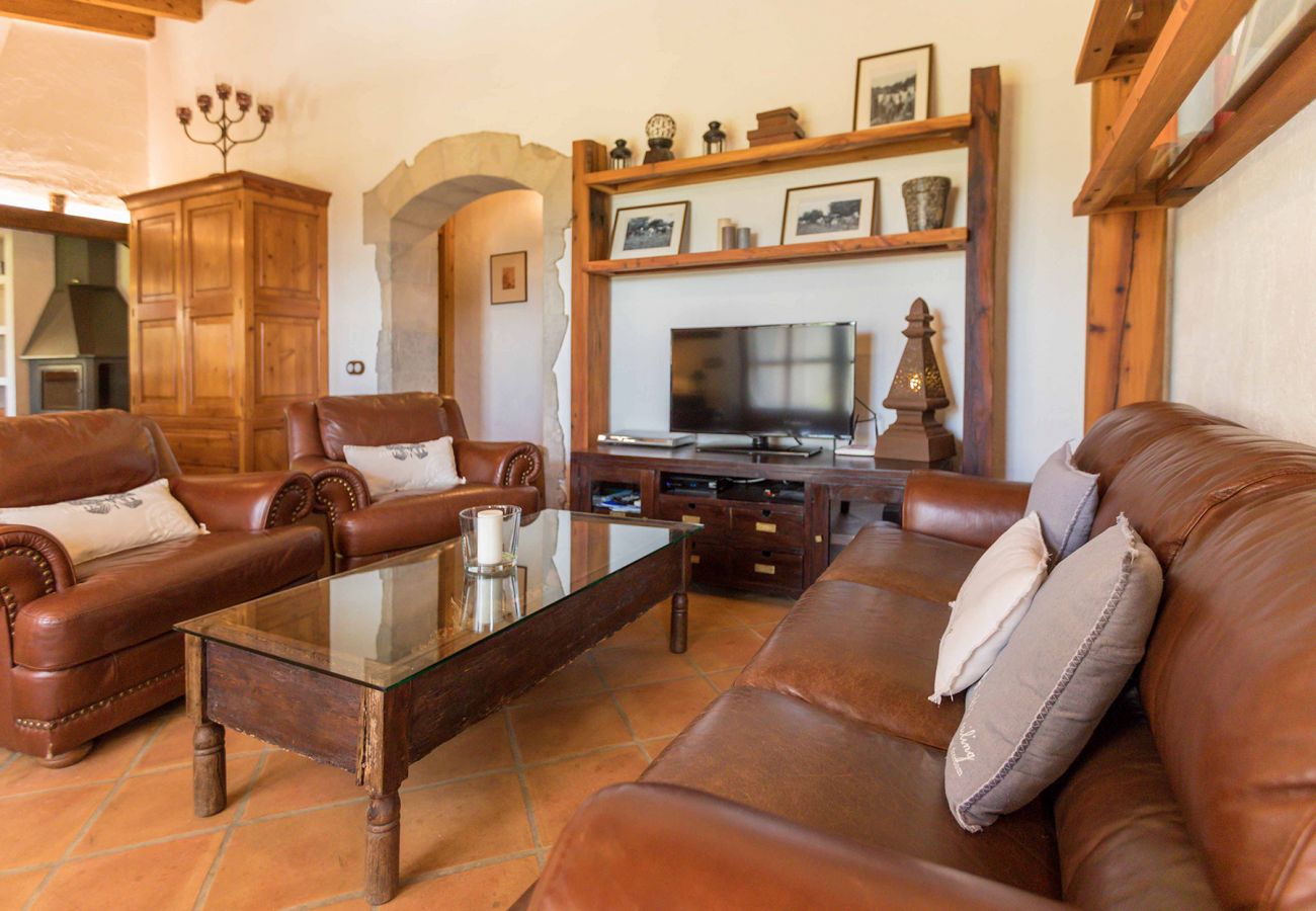 Wohnzimmer mit Couch der Finca Ufanes in Campanet  