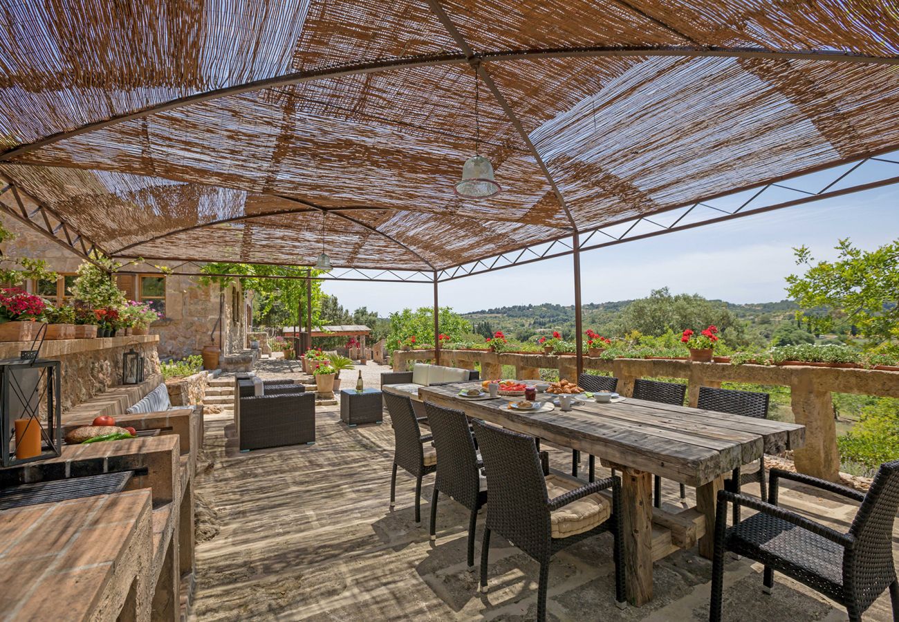 Terrasse mit Grillplatz der Finca Ufanes in Campanet 